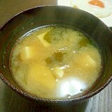 お豆腐とワカメの味噌汁